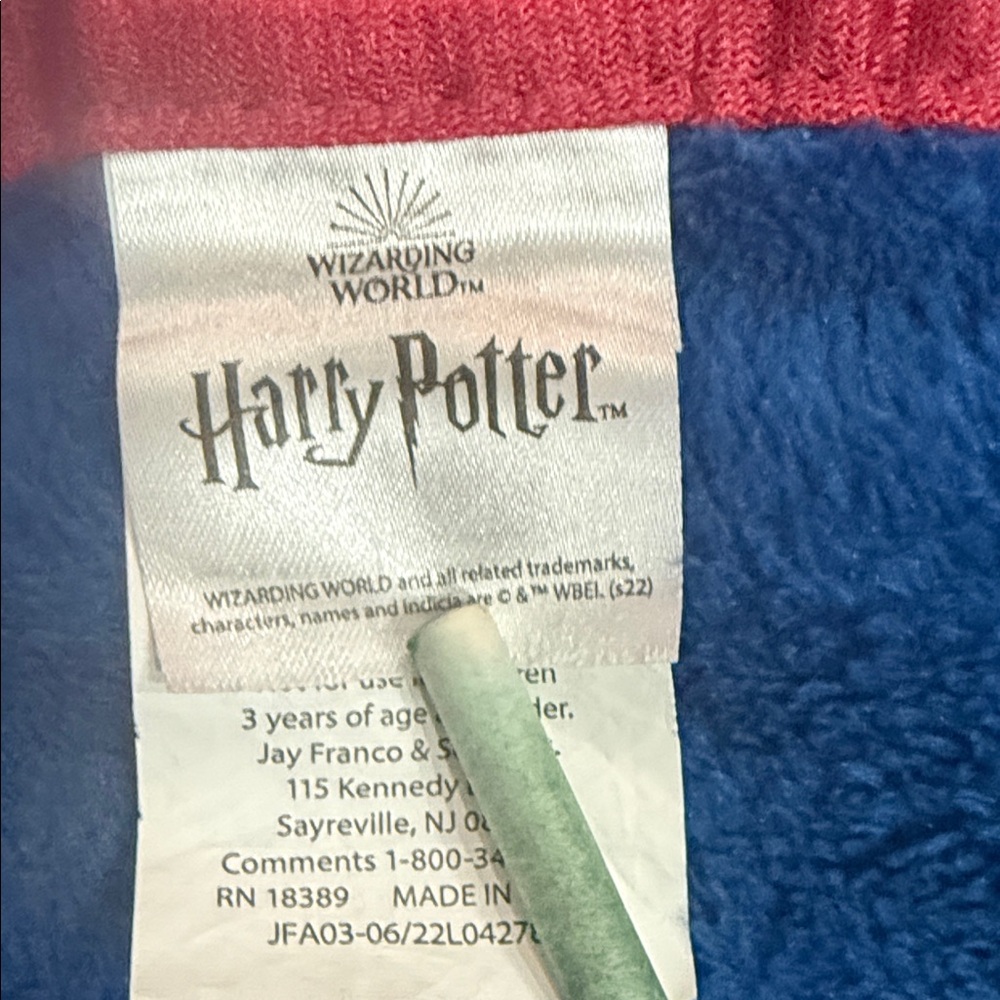 Hogwarts Fleece Blanket - Picture 2 of 4